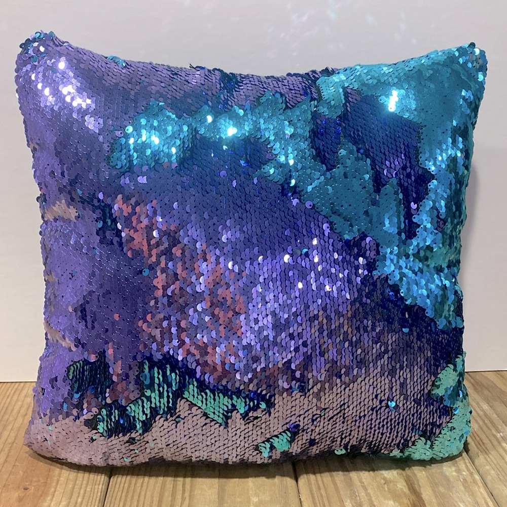 New Color Changing Beautiful Purple Blue Sequined Super Cool Pillow Home Decor !